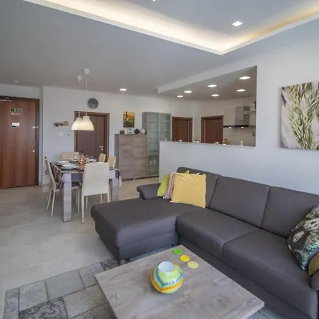 Bright And Spacious 3 Bedroom With Terrace And Shared Pool Gz-mave1-1