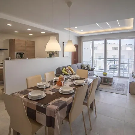 Bright And Spacious 3 Bedroom With Terrace And Shared Pool Gz-mave1-1 *